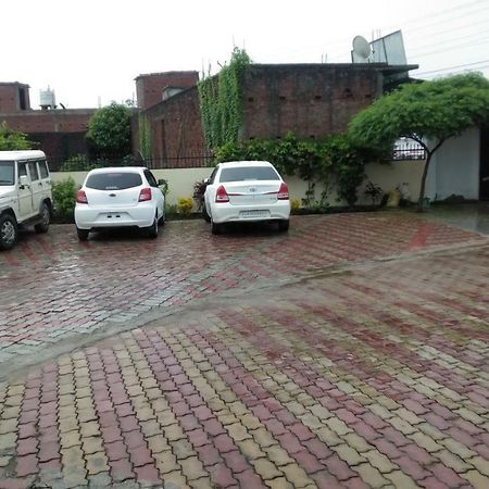 Hotel The Ideal Kushinagar ภายนอก รูปภาพ