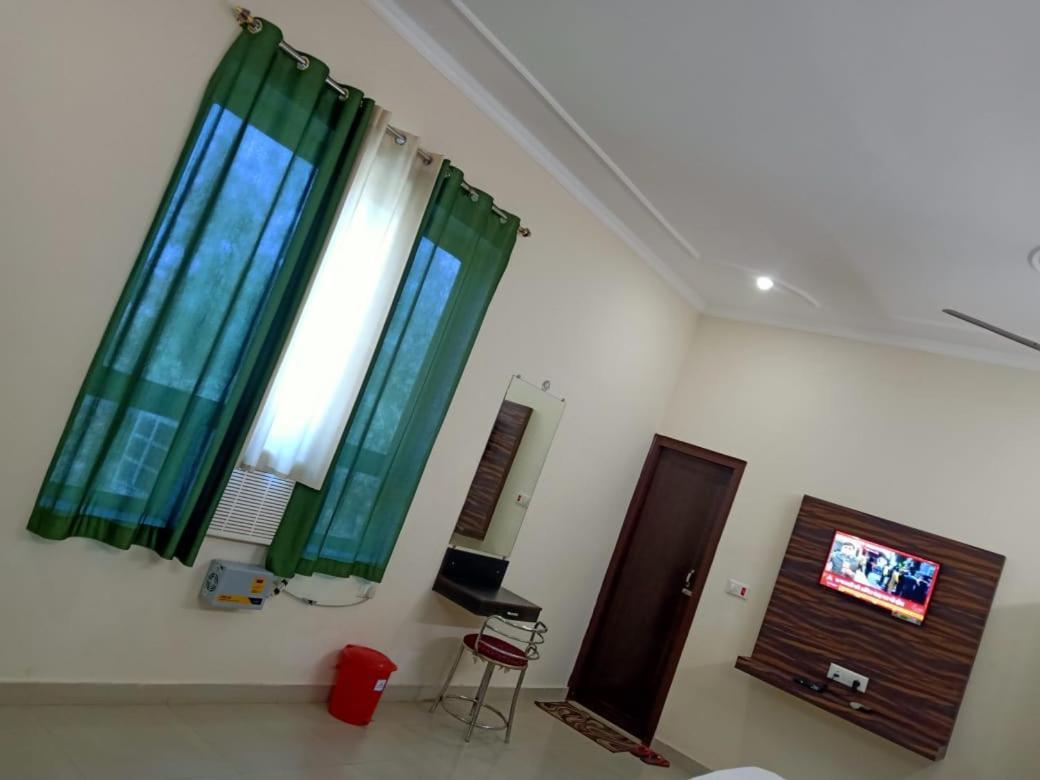 Hotel The Ideal Kushinagar ภายนอก รูปภาพ