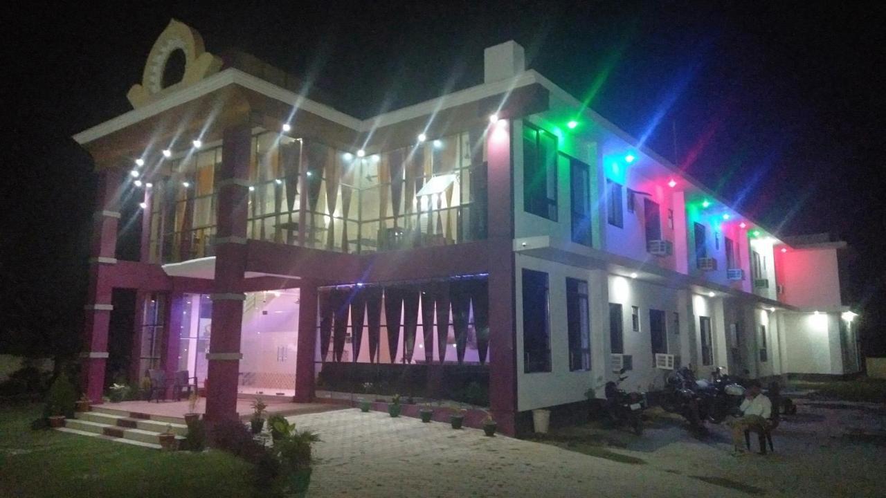 Hotel The Ideal Kushinagar ภายนอก รูปภาพ