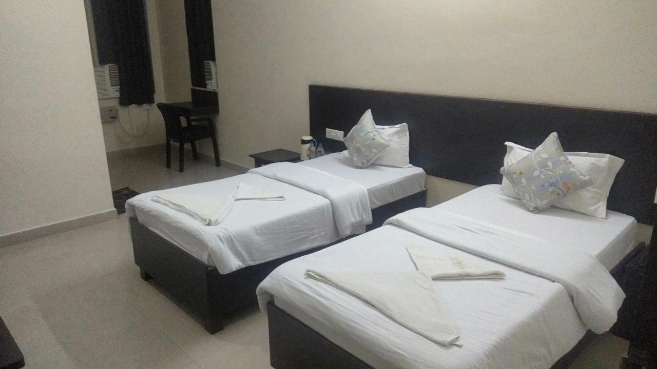 Hotel The Ideal Kushinagar ภายนอก รูปภาพ