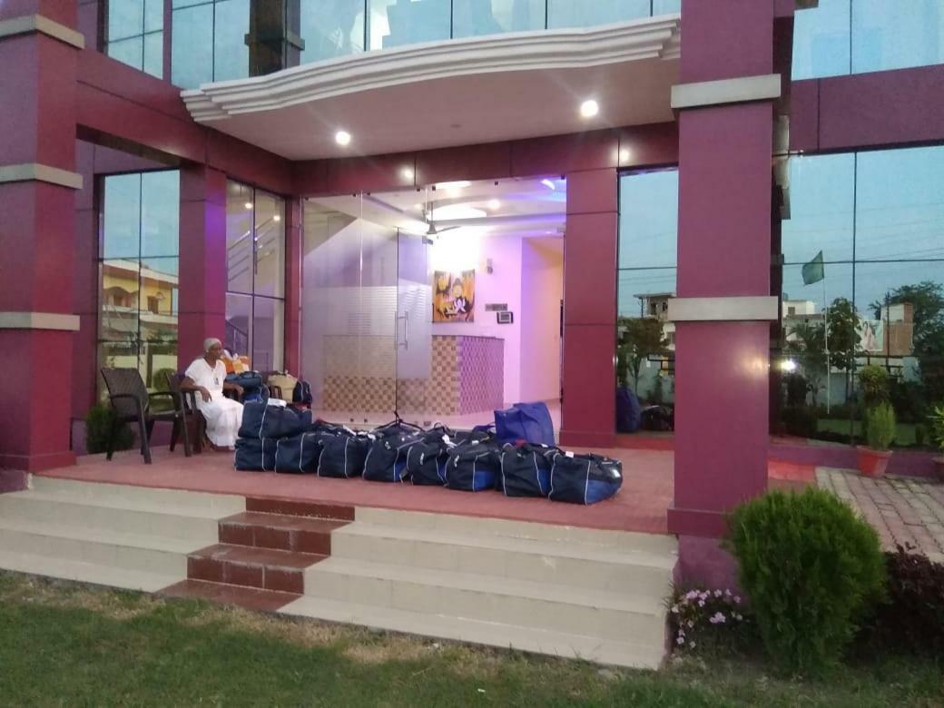 Hotel The Ideal Kushinagar ภายนอก รูปภาพ
