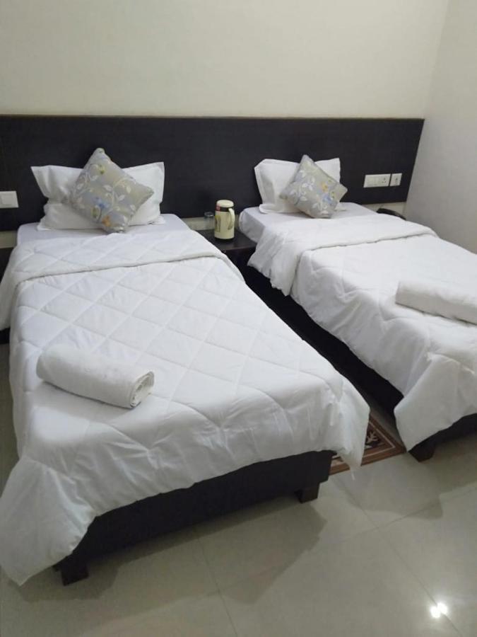 Hotel The Ideal Kushinagar ภายนอก รูปภาพ